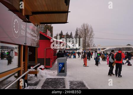 Ottawa, Ontario, Kanada - 22. Januar 2022: An den Konzessionsständen des Rideau Canal Skateway treffen sich Menschen. Stockfoto