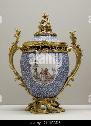 Vase mit Deckel (einer von einem Paar) Porzellan ca. 1740–45, montiert 1745–49 Meissener Manufaktur Deutsch. Vase mit Deckel (eines von einem Paar) 205723 Stockfoto