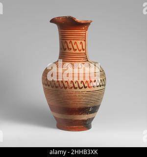 Terracotta oinochoe (Krug) Ende 8th Jahrhundert v. Chr.–Anfang 7th Jahrhundert v. Chr. Griechisch, Cumaean die Form ist am besten auf Vasen aus Cumae parallel. Die Dekoration scheint eine lokale Adaption korinthischer Motive zu repräsentieren. Terrakotta-Oinochoe (Krug) 248587 Stockfoto