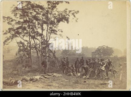 Begraben der Toten auf dem Schlachtfeld von Antietam, September 1862 1862 Alexander Gardner Amerikaner, Schotte. Begraben der Toten auf dem Schlachtfeld von Antietam, September 1862 259595 Stockfoto