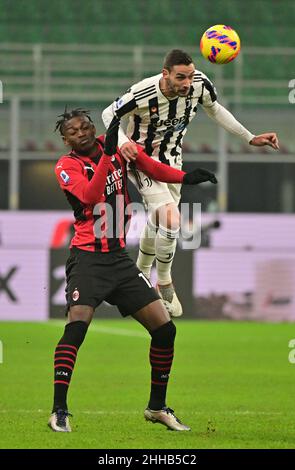 Mailand, Italien. 23rd Januar 2022. Rafael Leao (L) von AC Mailand spielt mit Mattia De Sciglio von FC Juventus während eines Fußballspiels zwischen AC Milan und FC Juventus in Mailand, Italien, am 23. Januar 2022. Quelle: Alberto Lingria/Xinhua/Alamy Live News Stockfoto