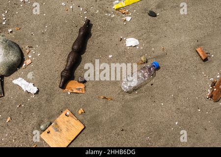 Giftige Abfälle auf dem Sand eines Strandes. Konzept der Umweltverschmutzung Stockfoto