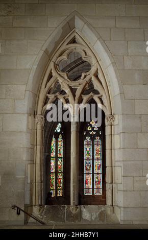 Fenster mit DoppelLanze ca. 1275–1300 Französisch Dieses Kalksteinfenster aus La Tricherie, einem kleinen Dorf in der Nähe von Châtellerault (zwischen Tours und Poitiers), ist im typischen Stil des späten dreizehnten Jahrhunderts gebaut. Die gesamte Öffnung ist in zwei identische Lanzetten mit einem Kreis (oculus) gegliedert, der ein Quatrefoil umschreibt – ein Grundschema, das erstmals im späten zwölften Jahrhundert in Fensterdesigns zum Vorschein kam. In dieser Version wurden neue Elemente eingeführt, wie Trefoils, die aus spitzen, anstatt abgerundeten Blattformen bestehen. Der Wunsch, einen durchscheinenden Effekt zu erzeugen, zeigt sich im p Stockfoto