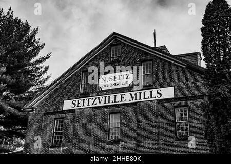 Schwarzweißbild der historischen Seitzville Mills, York County Pennsylvania, USA Stockfoto