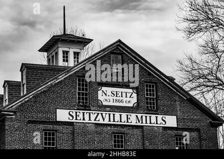 Monochromes Bild der historischen Seitzville Mills, York County, Pennsylvania, USA Stockfoto