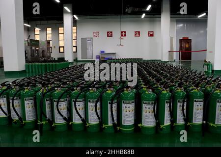 ZHANGYE, CHINA - 23. JANUAR 2022 - das Foto vom 23. Januar 2022 zeigt eine Feuerlöscherfabrik in Zhangye, Provinz Gansu, China. Stockfoto