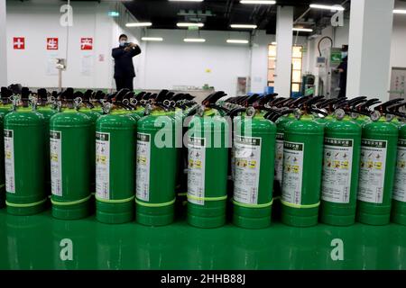 ZHANGYE, CHINA - 23. JANUAR 2022 - das Foto vom 23. Januar 2022 zeigt eine Feuerlöscherfabrik in Zhangye, Provinz Gansu, China. Stockfoto