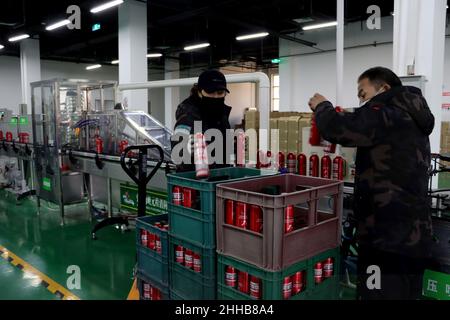 ZHANGYE, CHINA - 23. JANUAR 2022 - das Foto vom 23. Januar 2022 zeigt eine Feuerlöscherfabrik in Zhangye, Provinz Gansu, China. Stockfoto