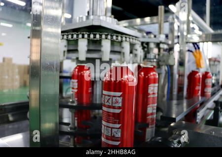 ZHANGYE, CHINA - 23. JANUAR 2022 - das Foto vom 23. Januar 2022 zeigt eine Feuerlöscherfabrik in Zhangye, Provinz Gansu, China. Stockfoto