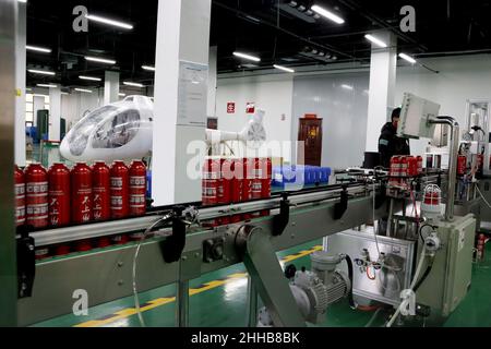 ZHANGYE, CHINA - 23. JANUAR 2022 - das Foto vom 23. Januar 2022 zeigt eine Feuerlöscherfabrik in Zhangye, Provinz Gansu, China. Stockfoto