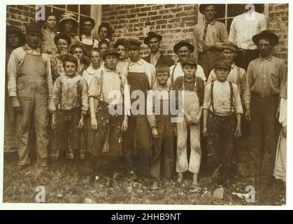 Einige der Arbeiter in Munford Cotton Mills. Der kleinste Junge, in der Mitte, ein schwach anämischer Junge, sagte, er habe über ein Jahr gedoffelt. Sagte, er sei zwölf, aber ich bezweifle es. Anderer kleiner Junge, weiter Stockfoto