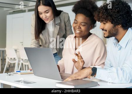 Interracial Student Kollegen diverse Gruppe arbeitet an Laptop zusammen Stockfoto