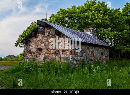 BYRDS Nest Trail Shelter, Hawksbill Mountain, Shenandoah National Park, Virginia, USA Stockfoto