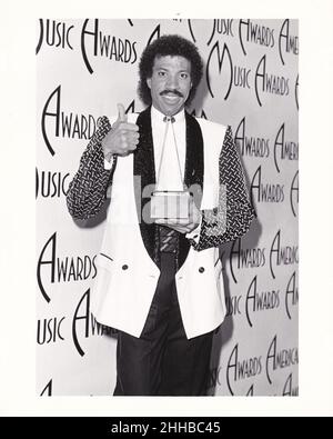 Lionel Richie nimmt am 28. Januar 1985 an den Annual American Music Awards 12th im Shrine Auditorium in Los Angeles, Kalifornien, Teil.Quelle: Ron Wolfson / Rock Negatives / MediaPunch Stockfoto