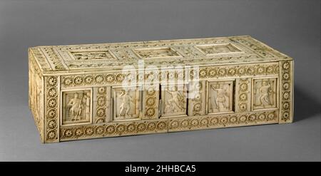 Schatulle mit Kriegern und mythologischen Figuren die byzantinischen Knochenschatullen aus dem 10th.–11th. Jahrhundert, die von den Byzantinern in ihren Häusern verwendet wurden, wurden oft mit Themen der klassischen Antike dekoriert. Im Mittelalter erreichten viele solcher Schatullen Westeuropa, wo sie trotz ihrer nichtchristlichen Dekoration in Kirchen als Behälter für Reliquien verwendet wurden. Schatulle mit Kriegern und mythologischen Figuren 464237 Stockfoto