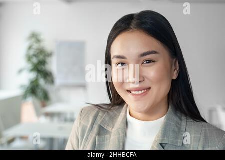Junge glücklich lächelnde asiatische Geschäftsfrau Firmenangestellte Nahaufnahme Gesicht Porträt Stockfoto