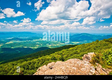 Der Blick auf das Shenandoah Valley von Little Stony man, Shenandoah National Park, Virginia, USA Stockfoto