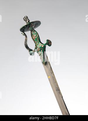 Säbel (Talwar) mit Scheideklinge, datiert A.H. 835/ A.D. 1673; Griff, 19th Jahrhundert indisch die Klinge, von europäischer Herstellung um 1600, wurde später in Gold eingelegt. Am hinteren Rand befindet sich eine Inschrift in arabischer und persischer Sprache, und an der Außenseite befindet sich ein Sonnenschirm. Die Inschrift erwähnt den Namen des Moghul-Kaiser Aurangzeb (regierte 1658-1717) und das sechzehnte Jahr seiner Herrschaft, entsprechend 1673.der Sonnenschirm ist ein altes Symbol der Kuppel des Himmels und wurde lange im Nahen Osten und Indien als Symbol der königlichen Autorität verwendet. Eine Sonnenschirmmarke auf einer Klinge bedeutet somit königlich Stockfoto