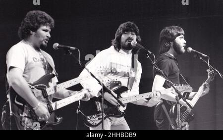 JANUAR 01: Country Group Alabama L/R: Jeff Cook, Randy Owen, Mark Herndon und Teddy Gentry treten 1986 auf Credit: Ron Wolfson / Rock Negatives / MediaPunch Stockfoto