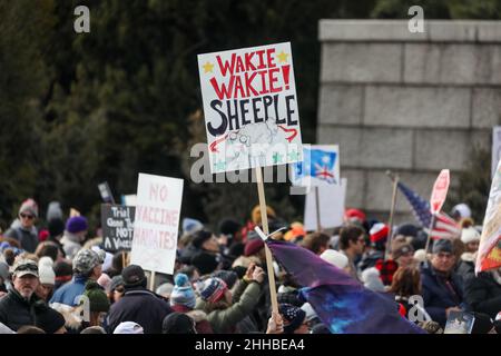 Washington, Usa. 23rd Januar 2022. Tausende von Menschen versammeln sich am Lincoln Memorial, um gegen Impfmandate zu protestieren. (Foto von Nicole Glass / Alamy Live News.) Stockfoto