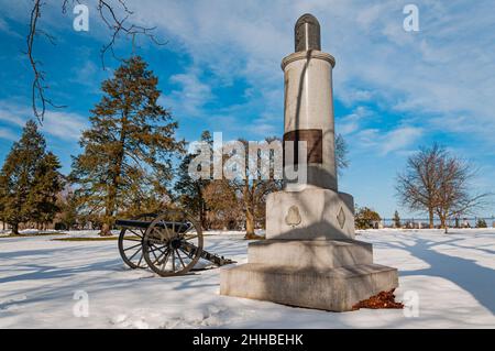 Das Denkmal für das 1st New Hampshire Battery Light Artillery Monument im Winter, Gettysburg National Cemetery, Pennsylvania USA Stockfoto