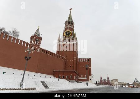 Glockenspiel des Spasskaya-Turms des Moskauer Kremls an einem Wintertag. Stockfoto