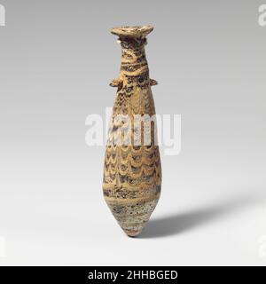 Glas-Alabastron (Parfümflasche) 2nd–Mitte 1st. Jahrhundert v. Chr. Griechisch, östliches Mittelmeer Durchscheinendes Blau, mit Griffen in gleicher Farbe; Trails in opak-weiß und opak-gelb.Randscheibe, uneben mit leicht nach innen verjüngenden Kegel; kurzer, trichterförmiger zylindrischer Hals; hoher, geradliniger Fusiformkörper, der sich nach unten ausdehnt, dann bis zum spitzen Boden zuckt; Zwei horizontale Ösen-Griffe über der Spur oben am Körper angebracht.Weiße Spur am unteren Rand befestigt, in einer Spirale bis zum Punkt der Karination gezogen; gelbe Spur bei der Karination befestigt Wunde etwas über einmal rund in einer aufwärts Spirale; beide Wege dann U gezeichnet Stockfoto