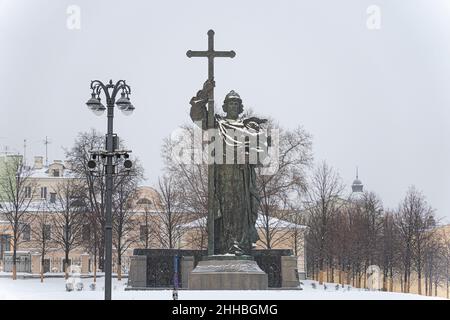 21. Dezember 2021. Moskau, Russland: Denkmal für Wladimir den Täufer während eines Schneefalls im Winter in Moskau. Stockfoto