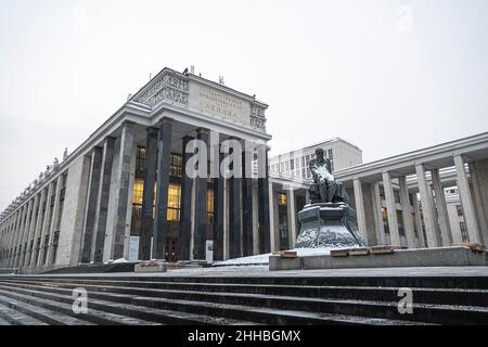 21. Dezember 2021. Moskau, Russland: Lenin-Bibliothek und ein Denkmal für Dostojewski in Moskau. Russische Staatsbibliothek. Sonniger Wintertag Stockfoto