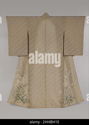 Kimono mit Design von Lilien, chinesischen Glockenblumen und Pinks zweites Viertel des 20th. Jahrhunderts Japan dieser hellbraune Sommerkimono aus kreppeseidfarbener Seide hat gewobene diagonale Bundmuster; Lilien, chinesische Glockenblumen und Pinks sind auf der unteren Hälfte der Frontplatten handbemalt. Die Sommerblumen sind in Pastellfarben, weiß, hellgrün, gelb und blau. Die Umrisse der Blüten werden in stärkeren Linien und Tönen betont, während die inneren Abschnitte der Blütenblätter fast durchsichtig sind, so dass das darunter liegende Bundmuster durchscheinen kann. Das Design konzentriert sich auf die Vorderseite des Kimono, whil Stockfoto