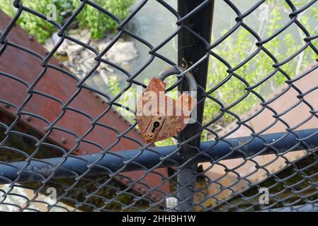 Eine rostige Schleuse an der alten Appalachian Trail Bridge in Harpers Ferry, West Virginia, USA Stockfoto