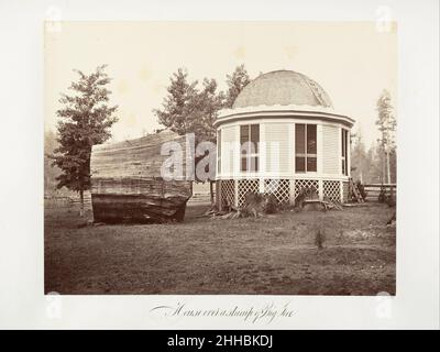Das Haus über einem Baumstumpf eines großen Baumes 1865–66, gedruckt ca. 1876 Carleton E. Watkins American. Das Haus über einem Baumstumpf 264954 Stockfoto