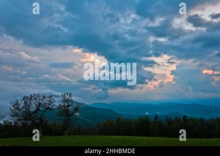 Der Frühlingssturm Wolken über den Appalachen, gesehen vom Skyline Drive im Shenandoah National Park, Virginia. Stockfoto