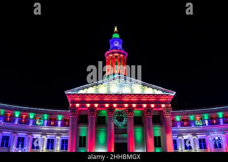 Denver Stadt und County Gebäude für die Feiertage in Colorado dekoriert Stockfoto