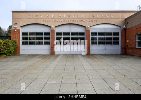 MERCER ISLAND, WA, USA – 22. JANUAR 2022: Innenstadt von Mercer Island, Feuerwache 91 mit drei Erker-Türen Stockfoto