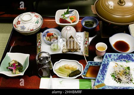 Yudanaka, Nagano, Japan, 2022/22/01 , eine Reihe von schönen japanischen Speisen, die in einem traditionellen japanischen Onsen-Ryokan serviert werden. Stockfoto