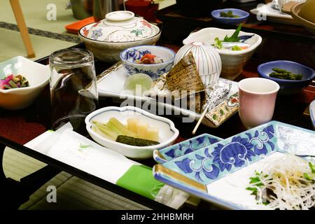 Yudanaka, Nagano, Japan, 2022/22/01 , eine Reihe von schönen japanischen Speisen, die in einem traditionellen japanischen Onsen-Ryokan serviert werden. Stockfoto