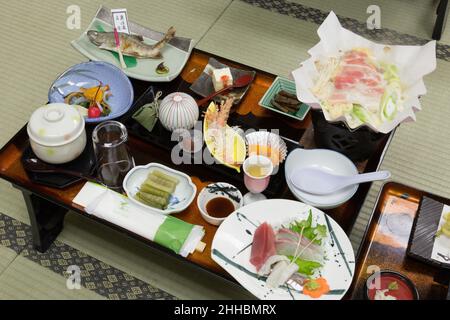 Yudanaka, Nagano, Japan, 2022/22/01 , eine Reihe von schönen japanischen Speisen, die in einem traditionellen japanischen Onsen-Ryokan serviert werden. Stockfoto