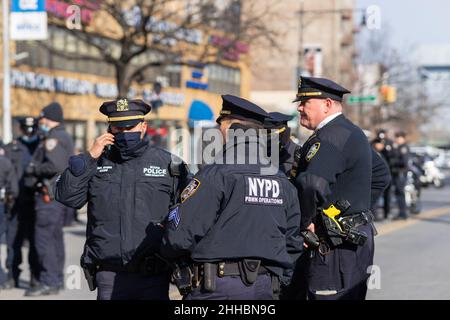 23. Januar 2022, New York City, New York, USA: Polizisten vor dem Riverdale Funeral Home in Inwood zeigen Unterstützung für ihren Mitoffizier Jason Rivera. (Bild: © Steve Sanchez/Pacific Press via ZUMA Press Wire) Stockfoto