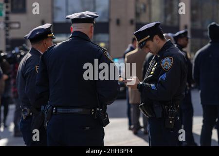 23. Januar 2022, New York City, New York, USA: Polizisten vor dem Riverdale Funeral Home in Inwood zeigen Unterstützung für ihren Mitoffizier Jason Rivera. (Bild: © Steve Sanchez/Pacific Press via ZUMA Press Wire) Stockfoto