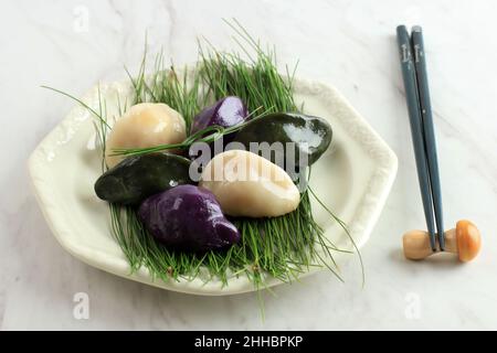 Songpyeon Korean Chuseok Food, Reiskuchen mit Sesamsamen und Pinienkernen innen, halbmondförmig Stockfoto