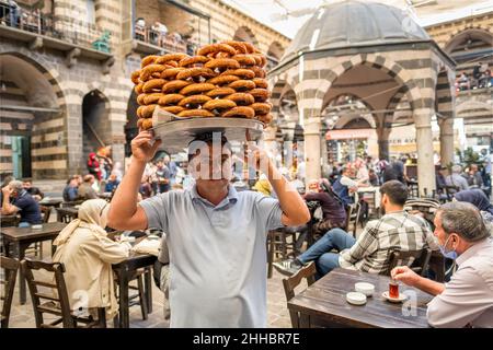 Porträt des Simit-Verkäufers im Hof des Karawanserei Hasan Pasa Hani in der Türkei Stockfoto