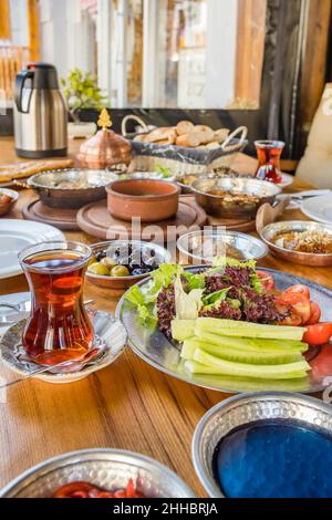 Traditionelles, reichhaltiges türkisches Dorffrühstück auf dem Holztisch Stockfoto