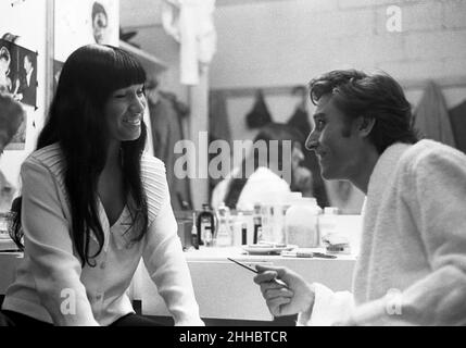 Buffy Sainte-Marie besucht Antonio Gades in der Garderobe der Weltausstellung 1964 Stockfoto