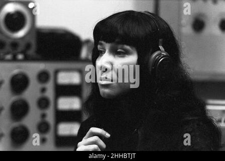 Buffy Sainte-Marie in einem Aufnahmestudio in NYC, 1964 Stockfoto