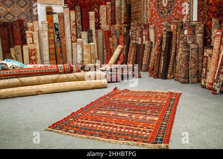 Auswahl an wunderschönen orientalischen Teppichen im traditionellen Teppichgeschäft im Nahen Osten Stockfoto