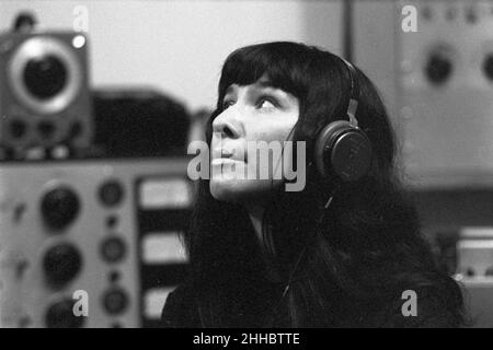 Buffy Sainte-Marie in einem Aufnahmestudio in NYC, 1964 Stockfoto