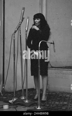 Buffy Sainte-Marie in einem Aufnahmestudio in NYC, 1964 Stockfoto