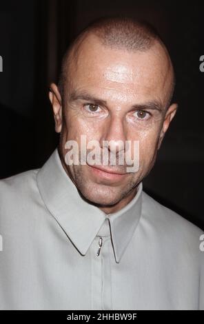 **DATEI FOTO** Thierry Mugler ist verstorben. Thierry Mugler bei einem Gedenkgottesdienst für Liz Tilberis in der Avery Fisher Hall des Lincoln Centers in New York City am 1. Juni 1999. Foto: Henry McGee/MediaPunch Stockfoto