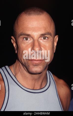 **DATEI FOTO** Thierry Mugler ist verstorben. Thierry Mugler beim 15th Annual Wigstock '99 Festival am Pier 54 im West Village von New York City am 5. September 1999. Foto: Henry McGee/MediaPunch Stockfoto